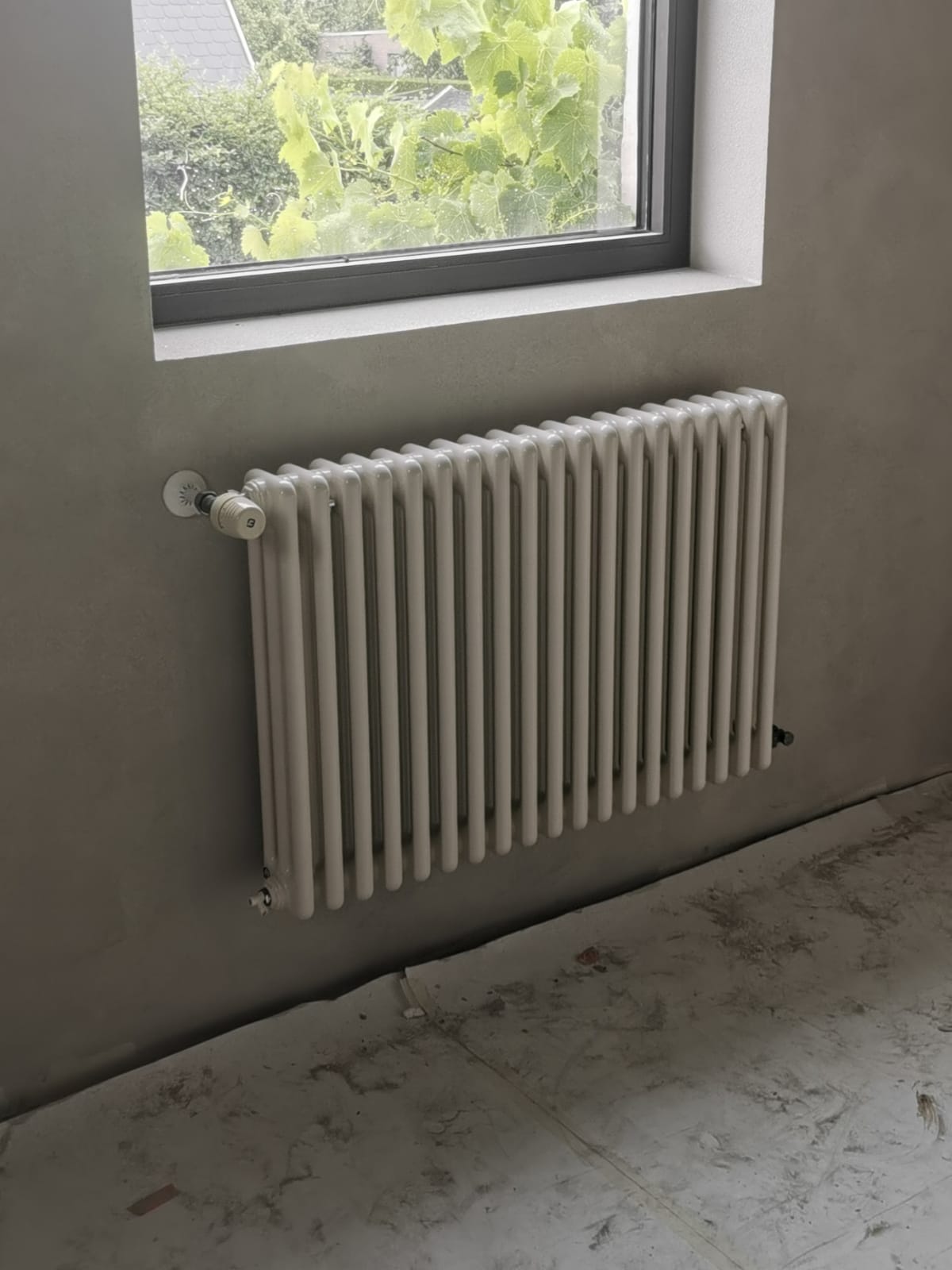 Gespoten radiator in kleur, net geplaatst in Laarne