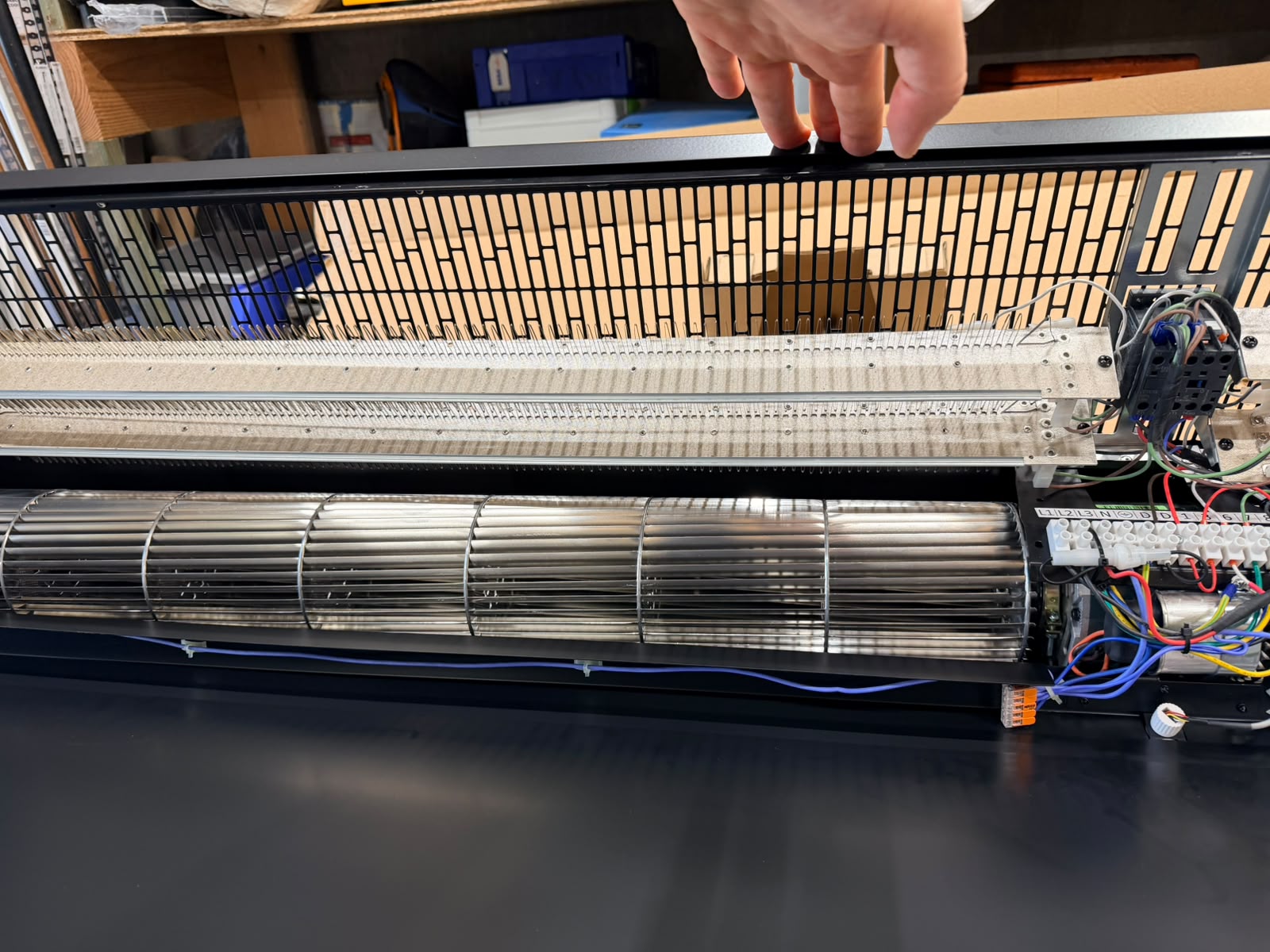 Binnenkant van Flowair SLIM luchtgordijn met technische componenten zichtbaar