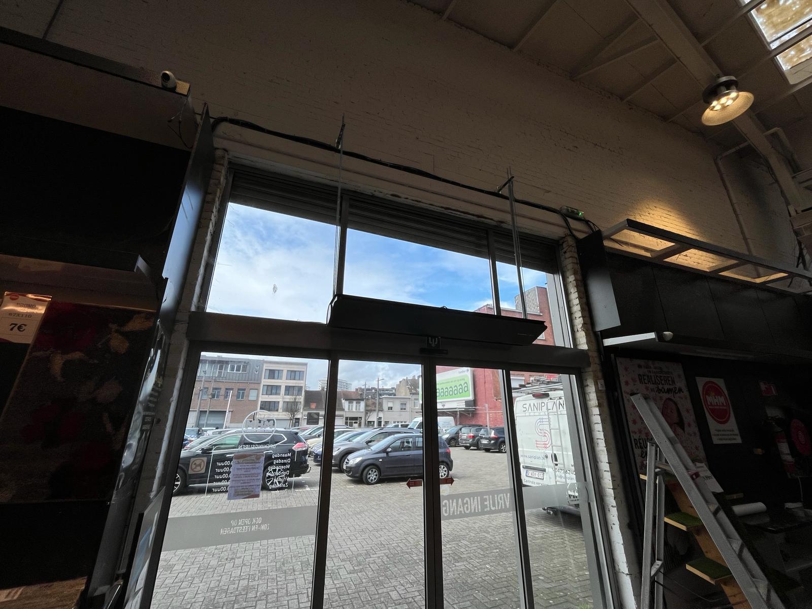 Commercieel pand met glaspui