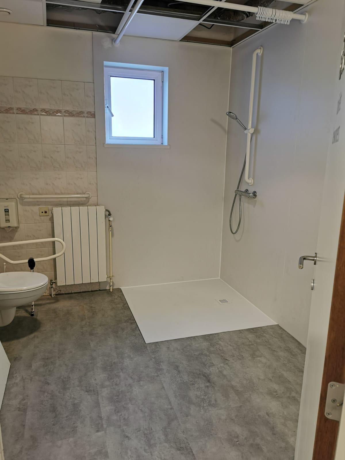 Aangepaste badkamer zorgtoegankelijk