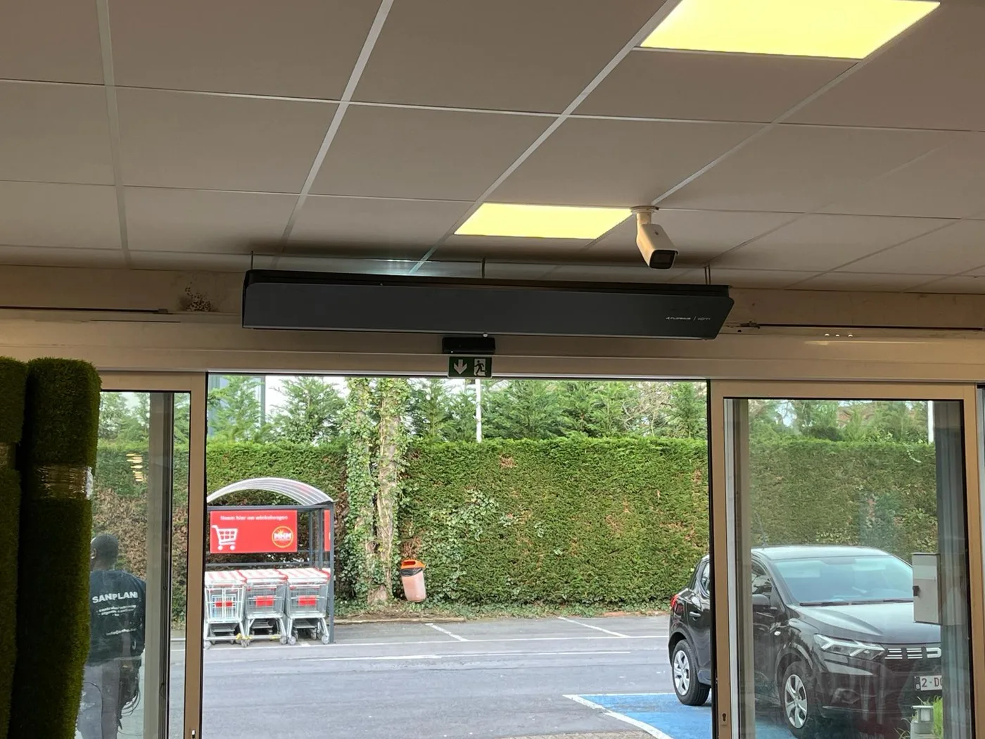 Flowair SLIM luchtgordijn boven een commerciële inkomdeur